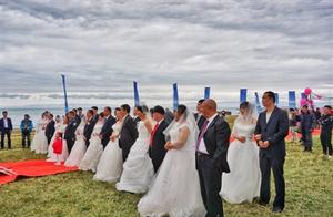 24对新人青海湖畔举行集体婚礼