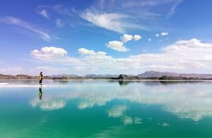 人在旅途｜原始景点：青海大柴旦湖旁有一片尚未开发的盐湖，当地人称她为翡翠湖