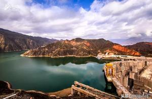 青藏高原上最美水电站，黄河水在这里碧绿如翠，丹霞地貌尽收眼底