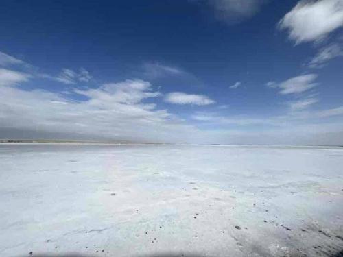 严春芳/西北环线游记（五）茶卡盐湖，大海留下来的天空之镜
