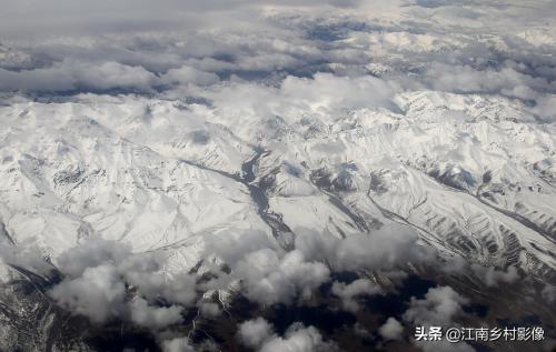 我靠着飞机舷窗看风景之五月飞越祁连雪山（由东到西）