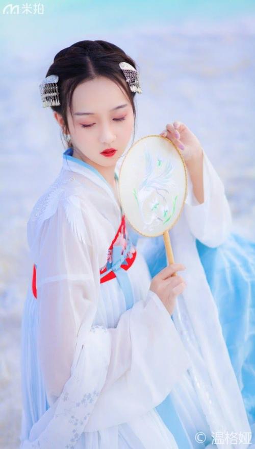 青海湖上的美丽传说，少女一袭白衣等待良人