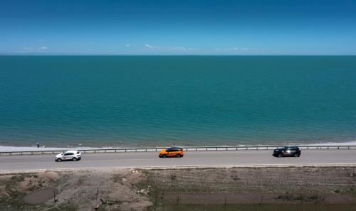 无人机数百米高空视角下的2022环青海湖（国际）电动汽车挑战赛
